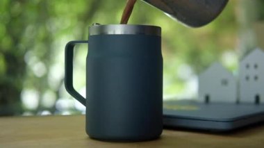 Ofisteki bardak bardağa kahve doldururken kapat.