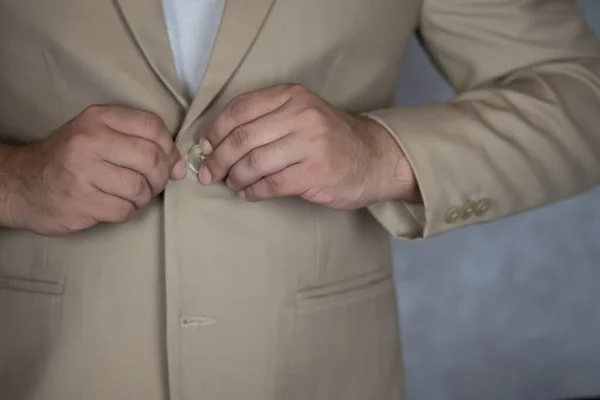 Homem Está Abotoar Botões Fato Creme Preparando Para Evento Formal — Fotografia de Stock