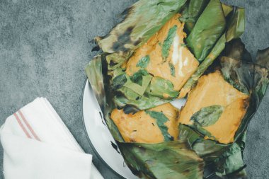 Köri ezmeli haşlanmış balık. Geleneksel Tayland yemekleri