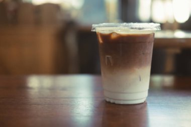 Ahşap masada buzlu latte, evde buzlu kahve..