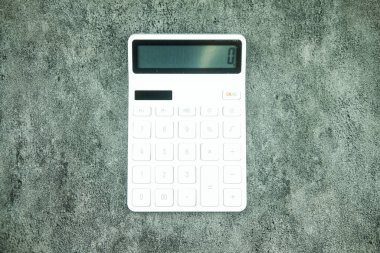 Beyaz hesap makinesinin üst görünümü, yaratıcı tasarımcı kavramı