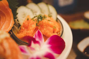 Tayland usulü baharatlı somon salatası. Adı 