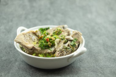 Lang zaap: acılı ve baharatlı domuz kemiği çorbası. Tayland turistlerinin çok sevdiği baharatlı ve popüler bir yemektir.