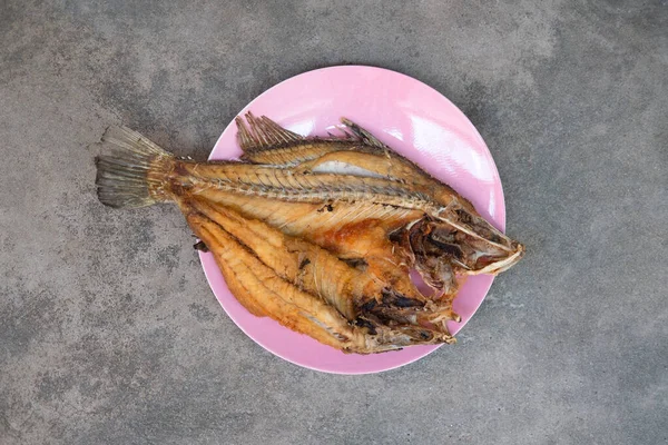 Закройте Жареную Рыбу Морского Окуня Рыбным Соусом Розовой Тарелке Рекомендуемое — стоковое фото
