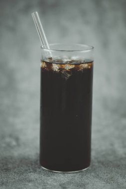 Uzun bardakta Tayland usulü buzlu kahve. Soğuk yaz içeceği