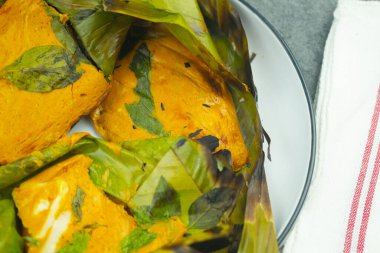 Muz yapraklarına sarılmış köri ezmeli buharlı deniz ürünleri. Tayland yemeği.,