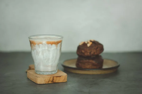 Enfoque Selectivo Una Taza Menú Café Sucio Con Bollo Chocolate — Foto de Stock