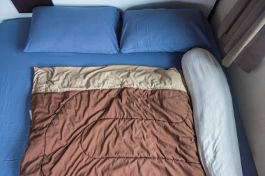 Evde temiz yatak var. Kapat ve üst görünüm