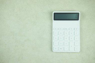 Beyaz hesap makinesinin en üst görüntüsünü kapat