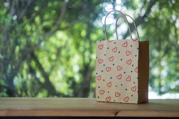 Bolsa Compras Papel Reciclado Con Patrón Corazón Rojo Mesa Madera — Foto de Stock