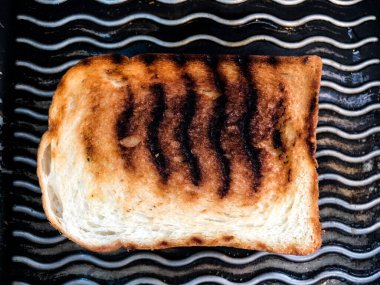 Elektrikli ızgarada kızarmış ekmek. Üst görünüm