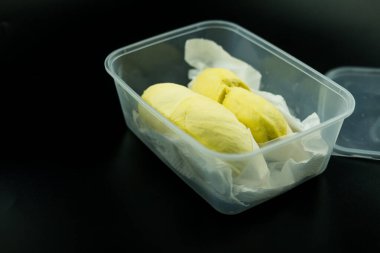 Bir kutu taze soyulmuş Durian meyvesi yakın çekim için hazır.