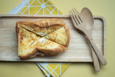 Tahta tepside servis edilen Monte cristo sandviçi.