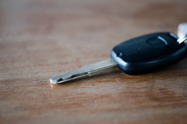 Arabanın anahtarını kopyalama alanı olan ahşap masanın üzerine kapat