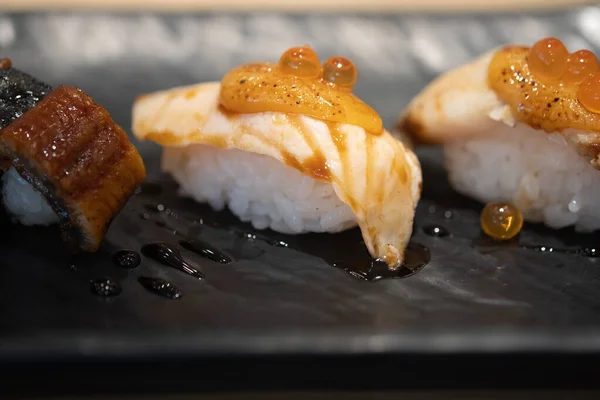 寿司鲑鱼配鲑鱼酱和辣椒酱 日本料理风格 — 图库照片