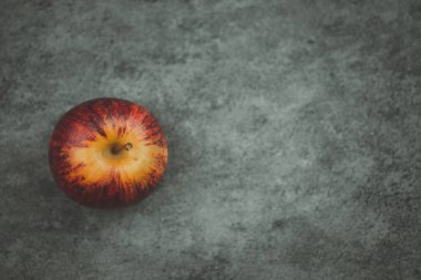 Taze kırmızı elma, taştan arkaplan manzaralı.