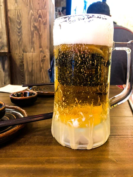 Taza Pastillas Cerveza Ligera Con Espuma Cena Mesa — Foto de Stock