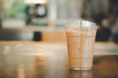 Kapaklı buzlu kahve. Bardak tasarımı saman kullanımını azaltır, kahve fincanı kapağı içebilirsin.