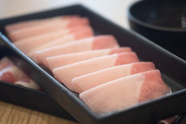 Çiğ domuz eti, Shabu Shabu ve Sukiyaki olarak da bilinir..