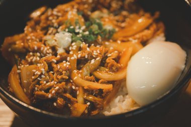 Baharatlı Kore soslu kızarmış biftek ve üstüne yumurta.