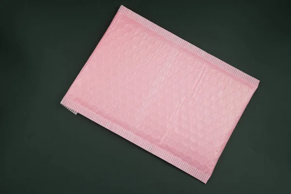 用泡沫填充的粉红信封 以防止某物碰碰或防震 — 图库照片