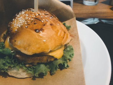 Fast food akşam yemeği hamburgeri, kapatıyoruz.