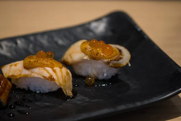 Saumon Sushi Garnissant Les Oeufs Saumon Sauce Crème Épicée Style — Photo