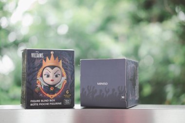 Bangkok, Tayland - 11 Eylül 2021: Yeni Blind Box koleksiyonu, MINISO Ünlü Disney Serisi Kraliçe Kötü Kalpli Kötü Adam Kutusu Tayland 'da satıldı