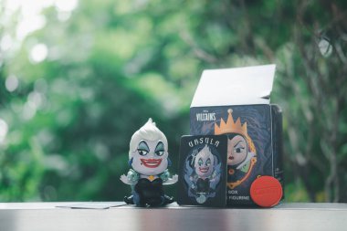 Bangkok, Tayland - 11 Eylül 2021: Ursula (Deniz Cadısı olarak da bilinir) animasyon filmi The Little Mermaid, oyuncak in blind box collection, Disney Series Queen Wlain from Miniso shop