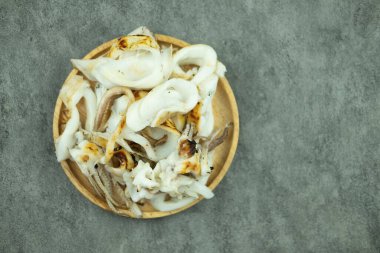 Dilimlenmiş kalamar. Tayland sokak yemeklerinde deniz ürünleri.