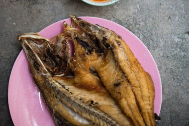 Tayland yemeği Pembe tabakta kızarmış levrek