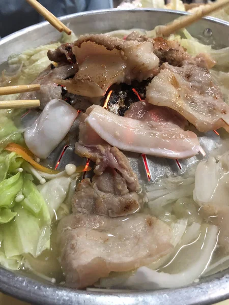 Tayland usulü ızgara domuz eti ve sıcak büfe. Parti konsepti