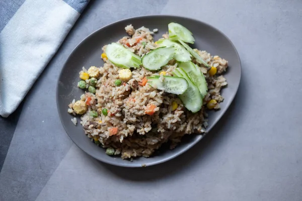 Tayland pilavı, domuz eti ve sebzeli.