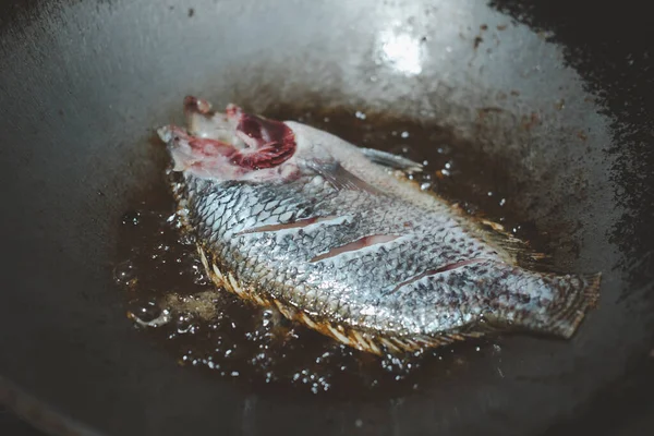 用热油把罗非鱼放在锅里煎 泰国菜 — 图库照片