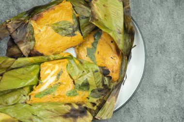 Köri ezmeli buğulanmış deniz ürünleri. Tayland geleneksel yemekleri.