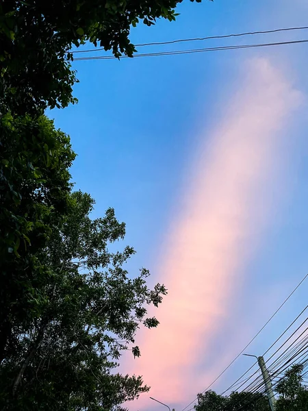 Beau Ciel Couchant Avec Des Nuages Colorés Étonnants Contre Bleu — Photo