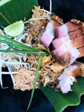 Tayland usulü kızarmış erişte 