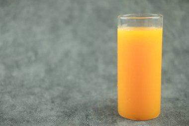 Bir bardak taze portakal suyu ve fotokopi alanı.