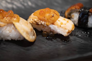 Havyarlı somon suşisi. Seçici odak