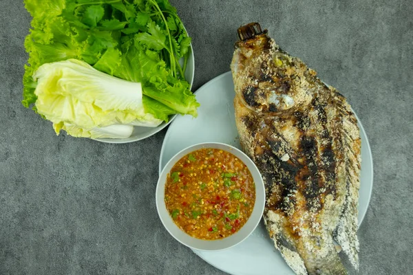 タイ語でMiang Pla Pao 新鮮な野菜とディップソースを添えて塩焼き魚 — ストック写真