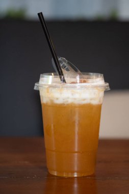 Elmalı buzlu çay, ahşap masaya konmuş peynir.