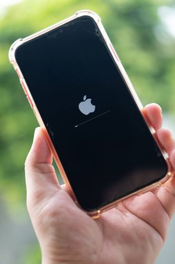Bangkok, Tayland - 22 Eylül 2021: Apple iPhone 15 'te en yeni yazılım güncellemesi, işletim sistemi iOS 15 ile cep telefonu kullanan adam.
