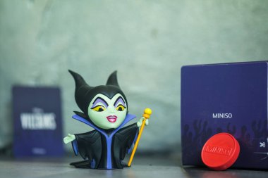 Bangkok, Tayland - 22 Eylül 2021: Malefiz 'in şirin biblosu: Kör kutu koleksiyonunda metres, heykelcik, Miniso dükkanından Disney Serisi Kraliçe Kötü Adam