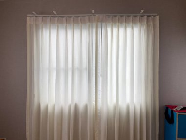 Ringin üstü parmaklıklı güzel perdeler. Oturma odasında iç dekorasyon.