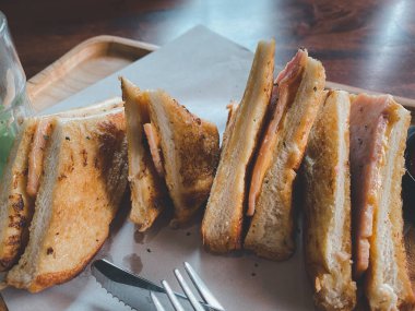 Yumurtalı Fransız tostlu jambonlu peynirli sandviç. Kapat.