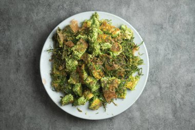 Tırmanan boynuzlu sahanın üst görüntüsü. Cha-om 'u aradım. Tayland yemeği.