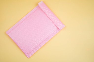 Posta ile bir şey göndermek için baloncuk ambalajlı iyi pembe zarf