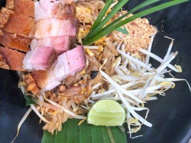 Kızarmış domuz etli Pad Thai. Tayland yemeği.