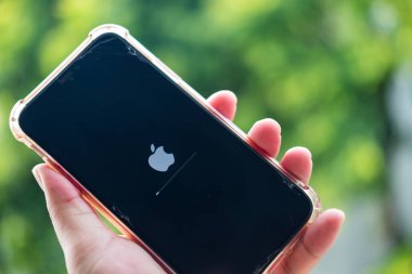 Bangkok, Tayland - 26 Eylül 2021: Apple iPhone kullanıcısı yeni iOS15 güncellemesinin telefonlarına yüklenmesini bekliyor.