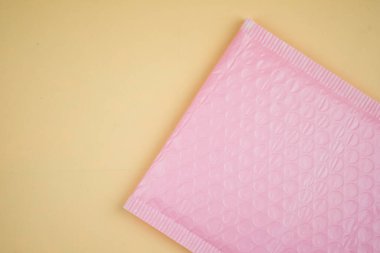 Kabarcık ambalajından yapılmış iyi pembe bir zarf bir şeyin çarpmasını ya da şok geçirmez olmasını önlemek için.